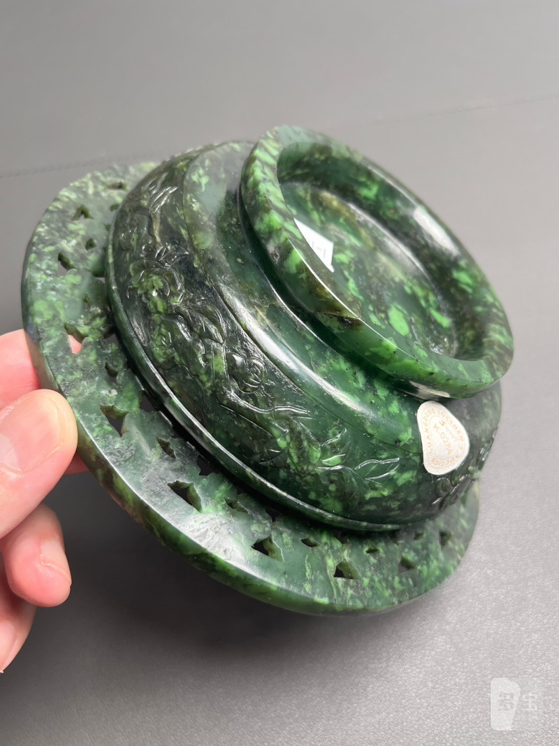 清乾隆  碧玉饕餮纹折沿熏炉（带木座） - 图15